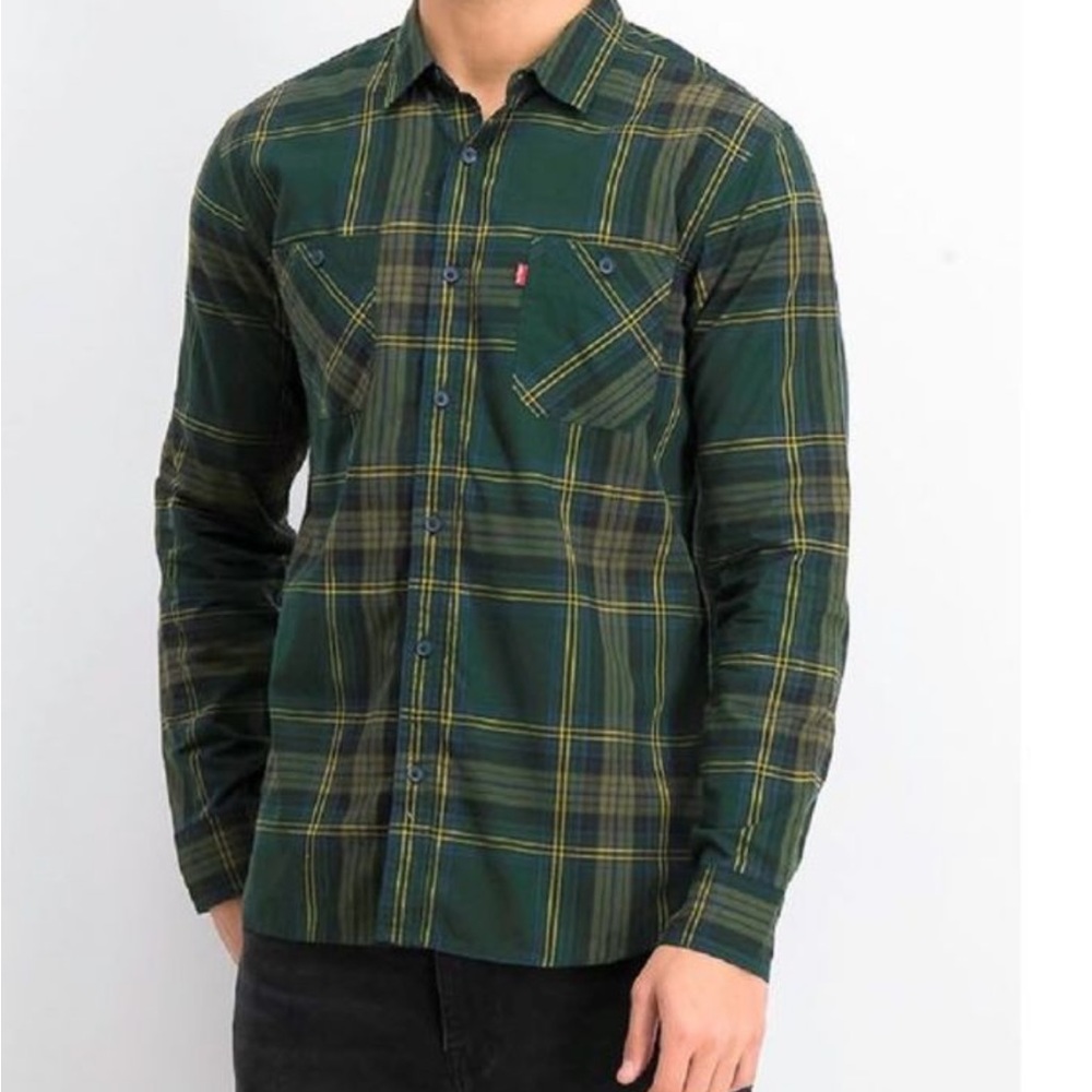 NWT. Men’s Levi’s plaid shirt.